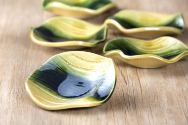 Yeşil ve siyah seramik kaseler, yaklaşın.