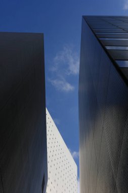 Modern gökdelenler ve mavi gökyüzü 