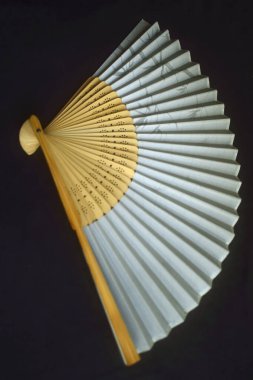 El vantilatörünün koyu arkaplan üzerindeki yakın görüntüsü