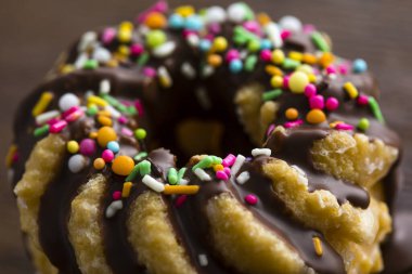 Donut çikolatalı krema ve çikolata ile