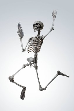 Arka planda korkunç iskelet, cadılar bayramı konsepti