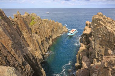 Güzel bir deniz manzarası. Doğa, seyahat. Tekne ve kayalık sahil
