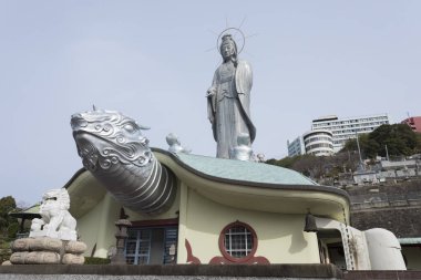 Buda heykeli tapınağın önünde.