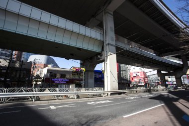 Modern binaların sergilendiği bir Japon sokak manzarası..