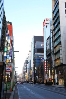 Tokyo, Japonya yolundaki yüksek bina ve arabalarla dolu modern şehir silüeti.