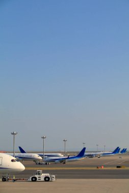 Havaalanı terminalinde uçaklar 