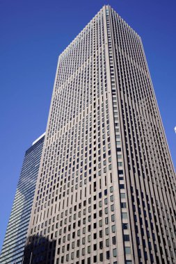 Modern şehir mimarisi, Tokyo, Japonya. Gökdelenler mavi gökyüzüne karşı güneşli bir günde 