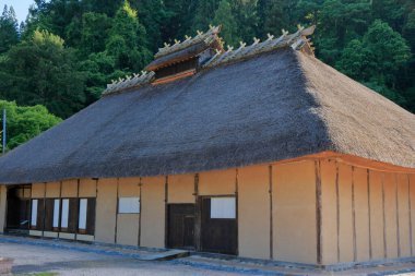 Sazlı çatılı eski bir Japon geleneksel evi.