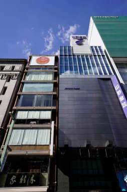 Gündüzleri kentteki modern binaların manzarası 