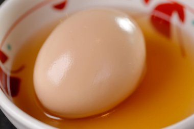 Tabakta haşlanmış yumurta, protein, sağlıklı yiyecek.