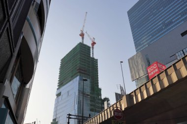 Gündüz Japon şehrindeki inşaat alanının gündüz görüntüsü  