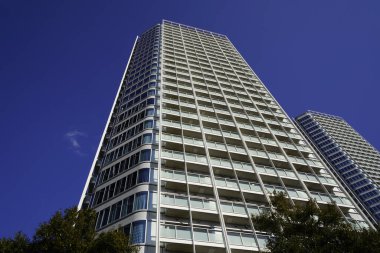 Modern şehir mimarisi, Tokyo, Japonya. Gökdelenler mavi gökyüzüne karşı güneşli bir günde 