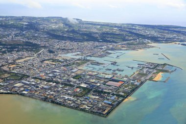 Japonya 'nın Okinawa ilindeki deniz ve Itoman şehrinin hava manzarası.. 