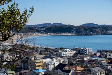 Japonya 'nın Kanagawa Eyaleti, Kamakura, Shonan Bölgesi' ndeki bir tepeden Yuigahama Sahili manzarası. Kamakura şehrinin güneybatısındaki Yuigahama Sahili, Kanagawa Bölgesi.