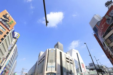 Modern gökdelenler ve mavi gökyüzü 