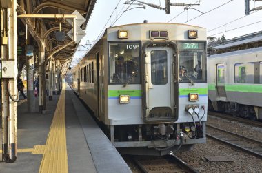Japon şehrindeki tren istasyonunda gündüz görüntüsü