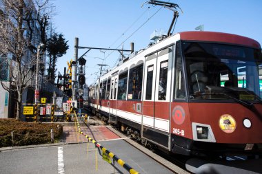 Japon şehrinde tren, modern ulaşım. 