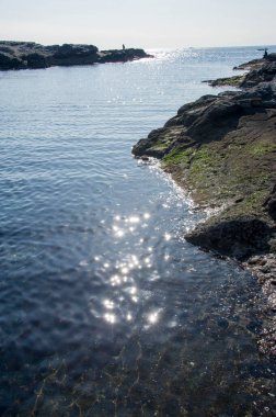 Denizin üzerindeki güneş ışınları 