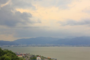 Japonya 'nın Nagano bölgesindeki Kiso Dağları' ndaki Suwa Gölü 'nün gün batımı manzarası.