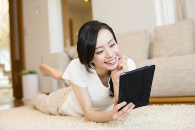 Evdeki güzel Asyalı kadının portresi.