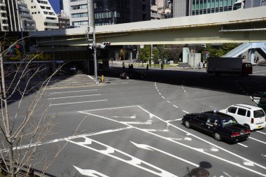  Aydınlık bir günde şehir yolunda trafik sıkışıklığı