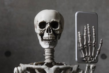 Telefonu olan bir iskelet modeli. 