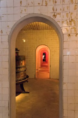 Döşemeli kemerlerin ve aydınlatılmış koridorların iç görünümü
