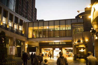 Modern şehrin kentsel gece görüşü