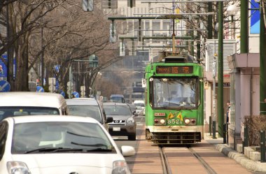 Tramvay şehrin caddesinde ilerliyor..
