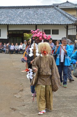 Dans eden insanların parlak kostümler giydiği bir Japon festivali. Nanbu Ryotsuji Aslan Dansı. Japonya 'da Saitama Şehri Tarım Festivali