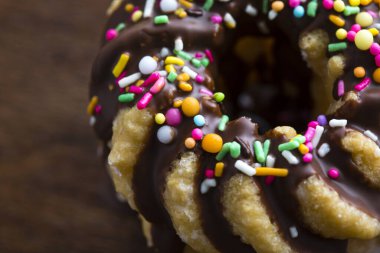 çörek çikolata sosu ile