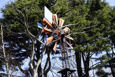 Kırsal kesimde yel değirmeni, detay manzarası