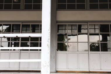 Gunma, Japonya 'daki eski Tomioka İpek Değirmeni' nin büyük pencereleri. UNESCO Dünya Mirası