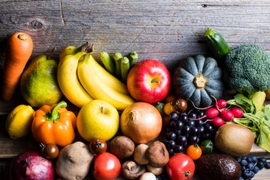 Farklı meyve ve sebzelerle bezenmiş. yemek ve diyet