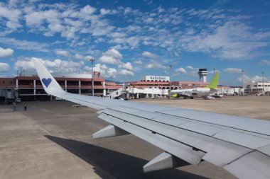 Havaalanı terminalinde uçak  