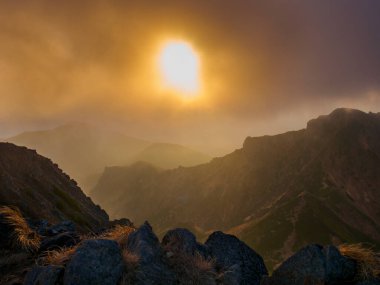 Kayalık dağlarda gün batımının güzel manzarası