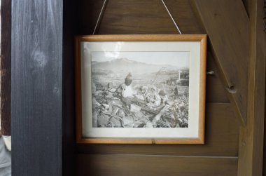 Çerçevelenmiş siyah beyaz fotoğraf asılı