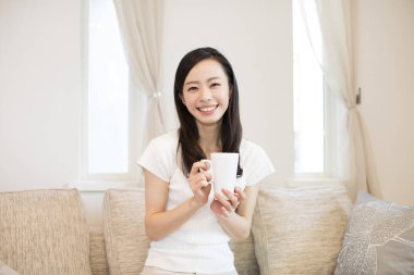 Asyalı kız kahve içme 