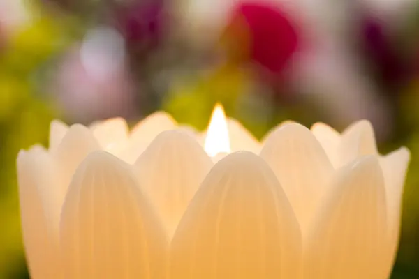 Perto Uma Vela Forma Flor Ardente — Fotografia de Stock