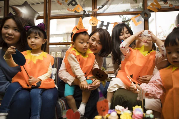 Asiatische Junge Mütter Und Ihre Süßen Kleinen Kinder Feiern Halloween — Stockfoto