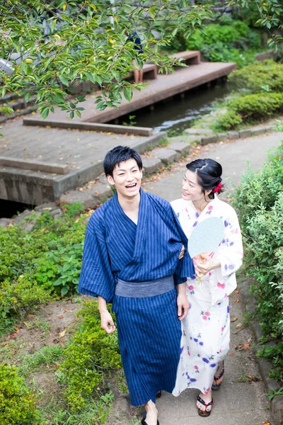 Joven Pareja Japonesa Usando Kimono Tradicional Parque Verano — Foto de Stock
