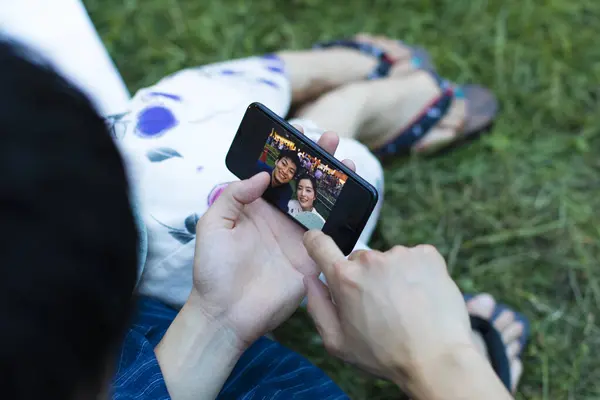 Joven Pareja Japonesa Usando Kimono Tradicional Tomando Selfie Teléfono Inteligente —  Fotos de Stock