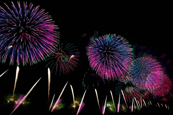 Gece gökyüzünde güzel havai fişekler