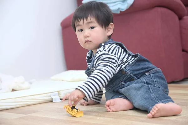 Bonito Ásia Bebê Menino Sentado Chão Jogar Com Brinquedos — Fotografia de Stock