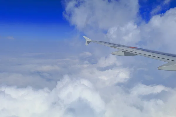 Bela Vista Uma Asa Avião Voando Acima Das Nuvens — Fotografia de Stock
