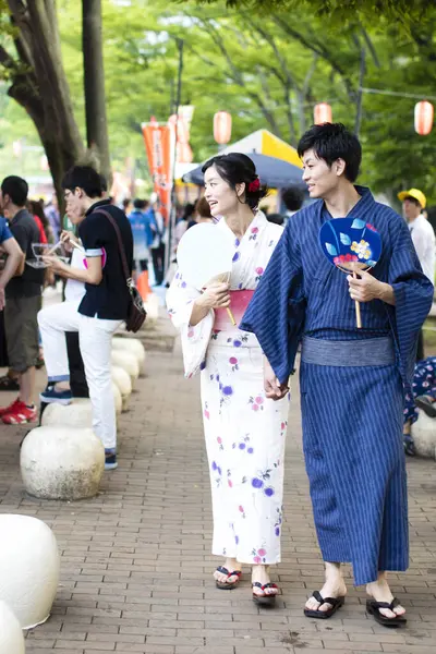 Jong Japans Paar Dragen Traditionele Kimono Houden Aziatische Fans Het — Stockfoto