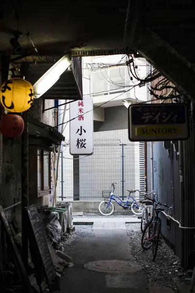 Tokyo, Japonya - 27 Kasım 2018: Japonya 'daki şehir caddesi manzarası 