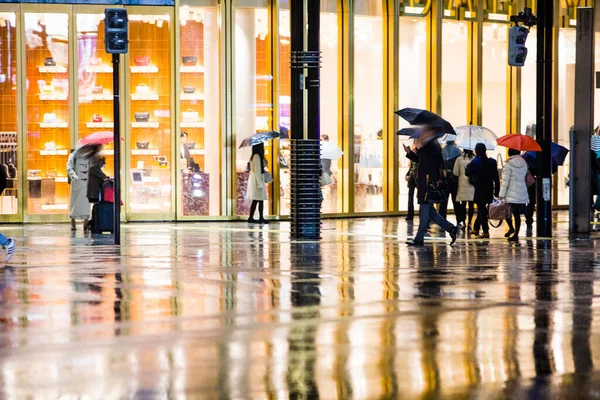 People Walking Street Rainy Evening — Stock Photo, Image