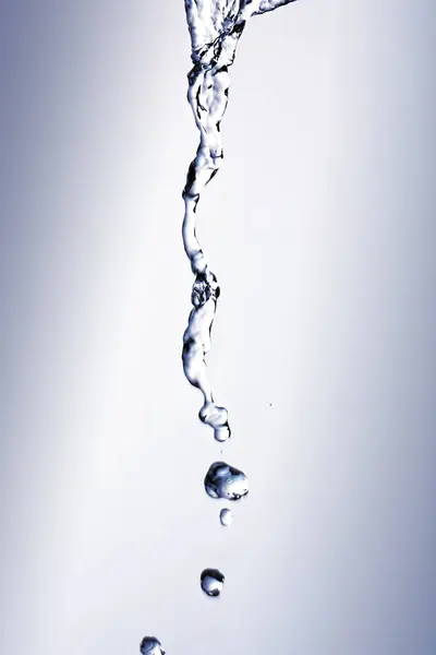 Derramando Água Limpa Contra Fundo Luz Gradiente — Fotografia de Stock