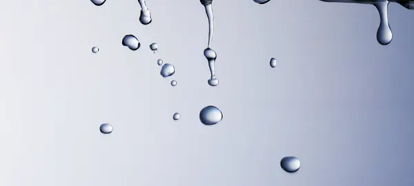 灰色の表面 抽象的な背景に対する水の滴 — ストック写真